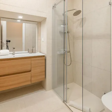 Pn Modern & Tastefully Renovated - 3br In The Heart Of * リスボン