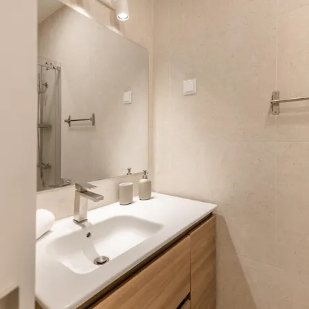 Pn Modern & Tastefully Renovated - 3br In The Heart Of リスボン
