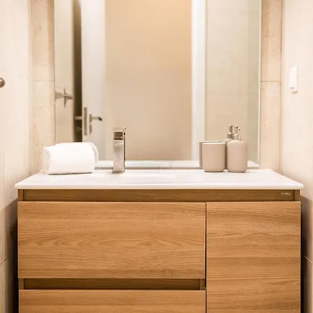 Pn Modern & Tastefully Renovated - 3br In The Heart Of * リスボン